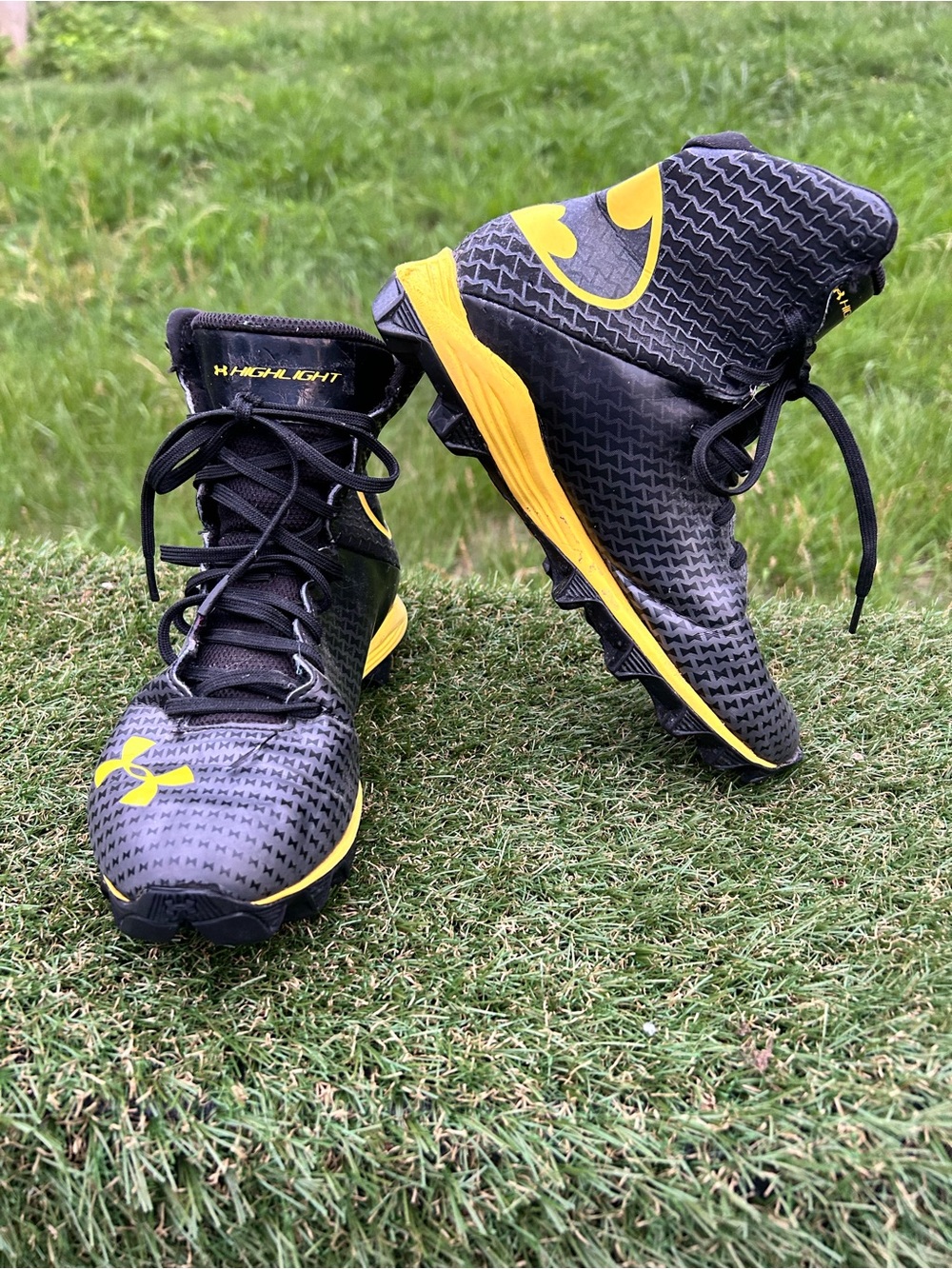 Under Armour Highlight Batman Yellow Black Lacrosse Cleats Size 5.5 Youth 5.5Y